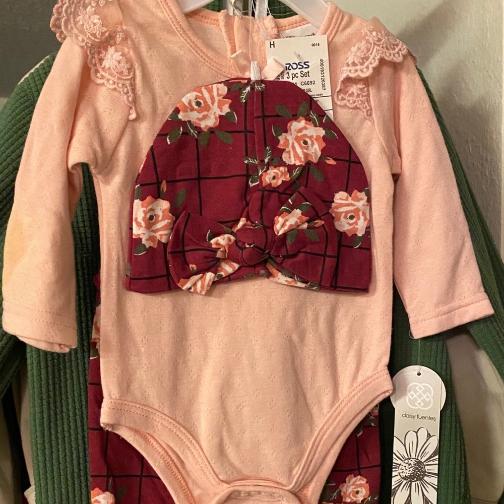 Brand new Daisy Fuentes 3 piece set 3-6 mos